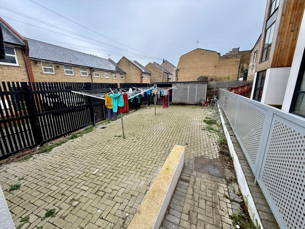 Lot: 116 - FREEHOLD BLOCK OF TWELVE TWO-BEDROOM FLATS FOR INVESTMENT - Bin store and communal yard to rear